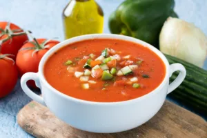 Foto de gazpacho andaluz en plato blanco